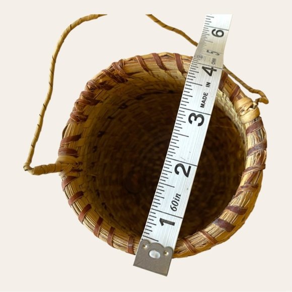 Hand-Woven Sweetgrass Basket with Lid and Handle - Picture 7 of 8